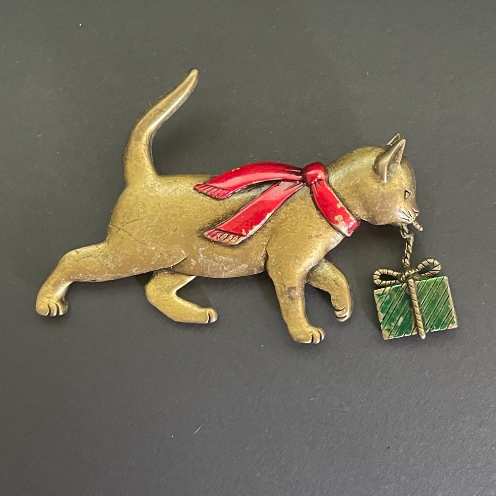 VINTAGE JJ Jonette Christmas Bronze Tone Kitty Cat
Dangling Present Charm Brooch